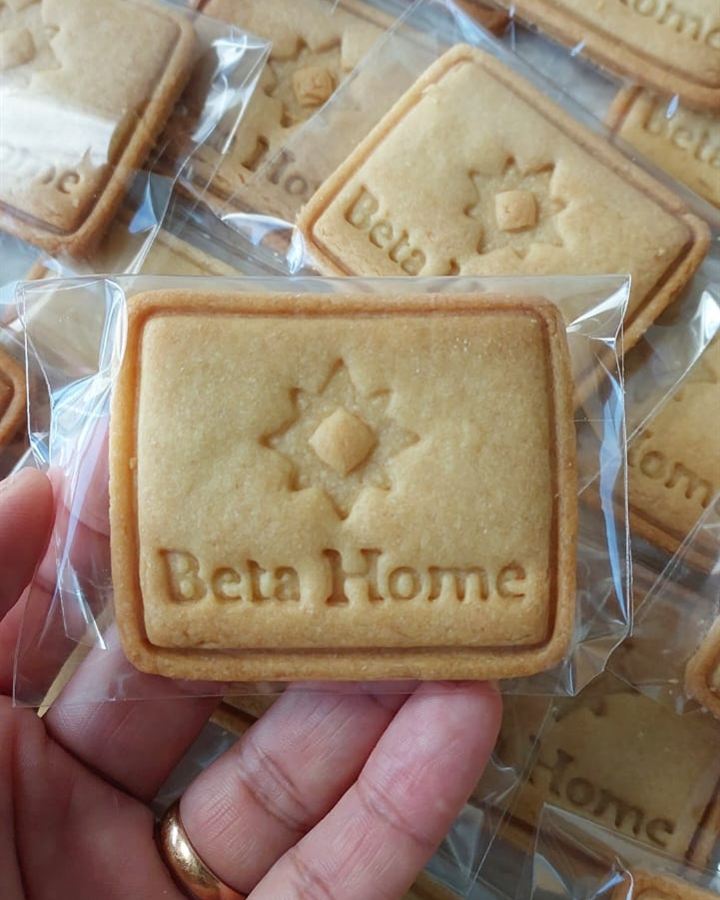 Biscoitos retangulares com o logotipo da Beta Home, embalados