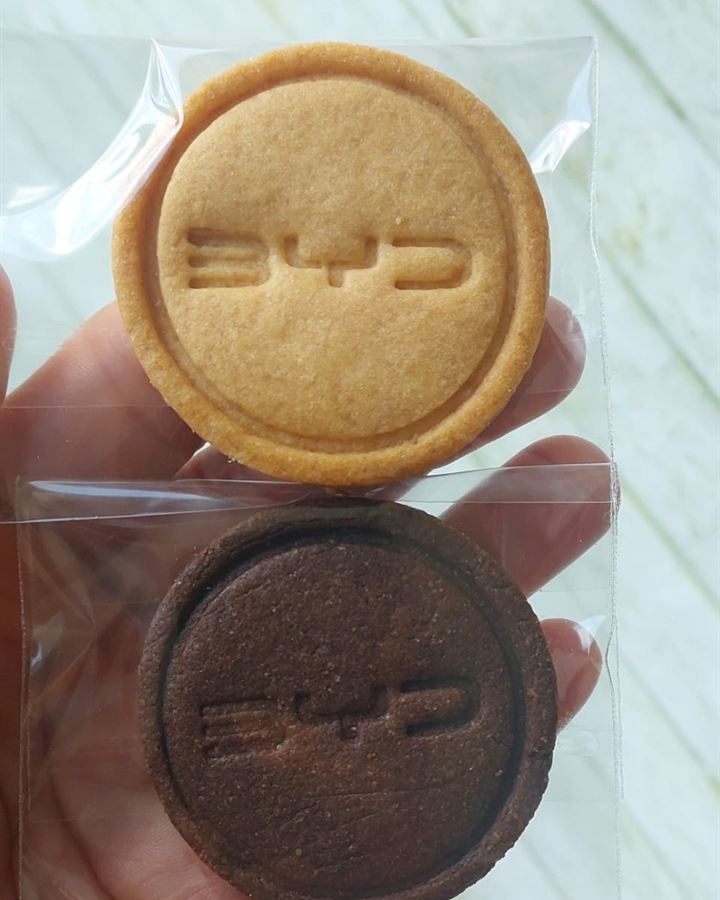 Biscoitos amanteigados com o logotipo da BYD em baixo-relevo