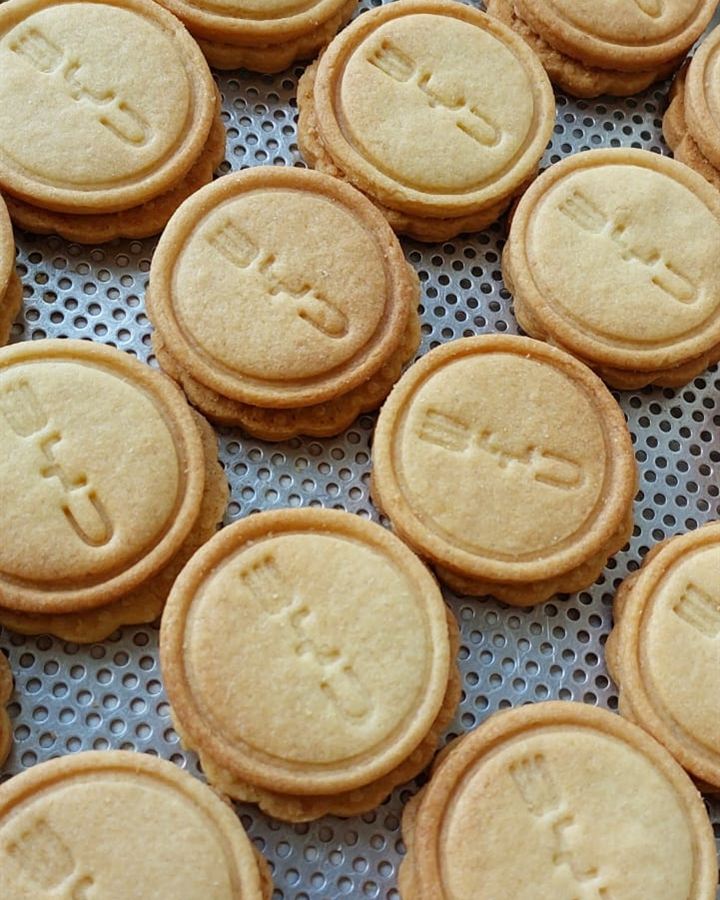 Bandeja com biscoitos redondos com o logotipo da BYD