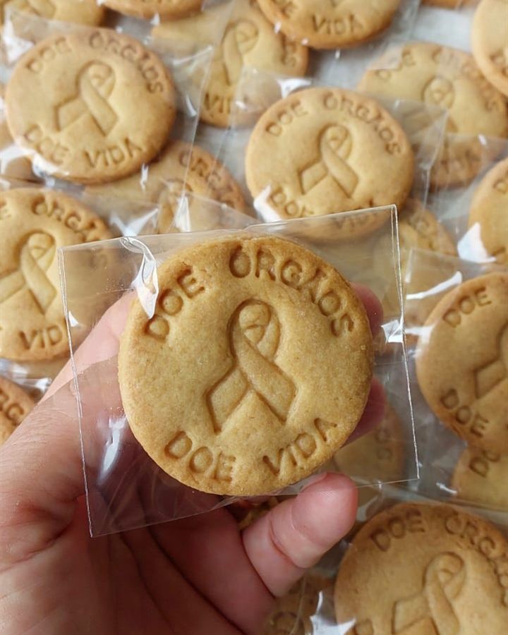 Biscoitos com laço e a frase Doe órgãos, doe vida