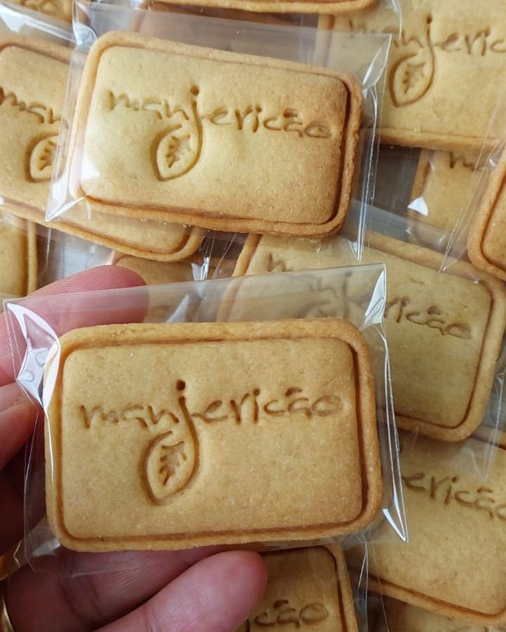 Biscoitos retangulares com o logotipo da Pizzaria Manjericão, embalados