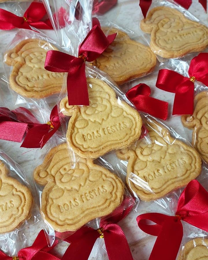 Biscoitos de Papai Noel escritos Boas festas, com laços vermelhos