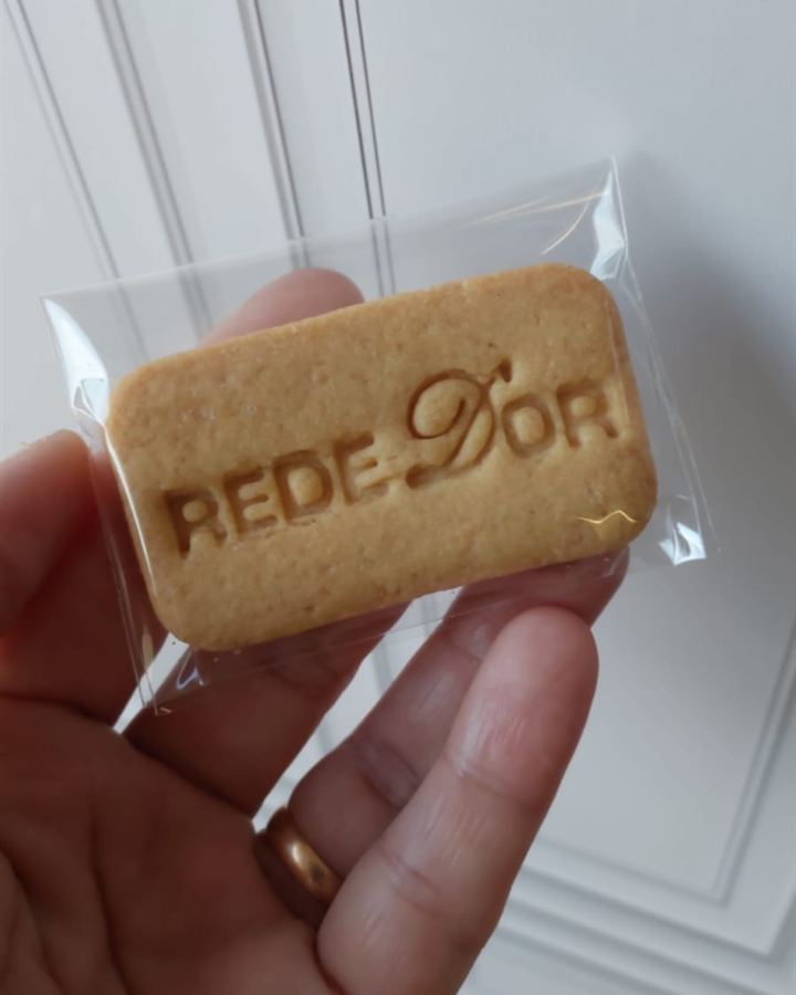 Biscoito retangular com o logotipo da Rede D'Or, embalado